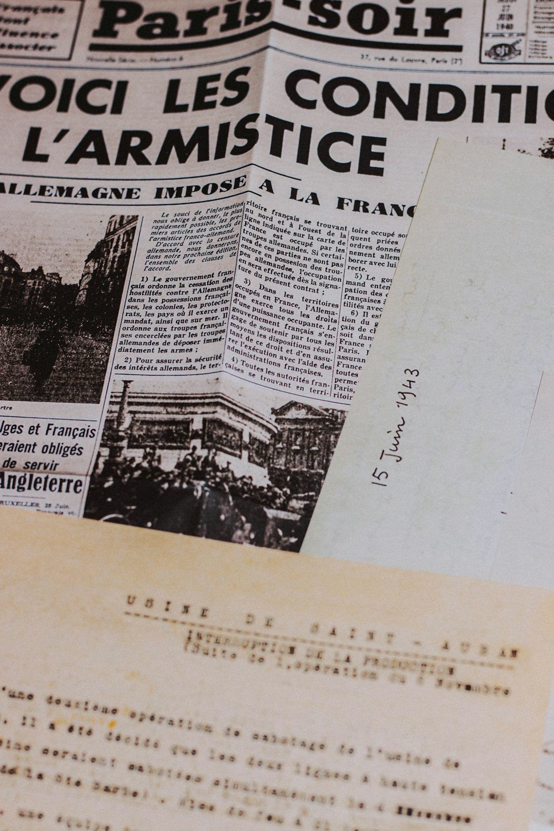 paris-newspaper-vkbn90lgmui